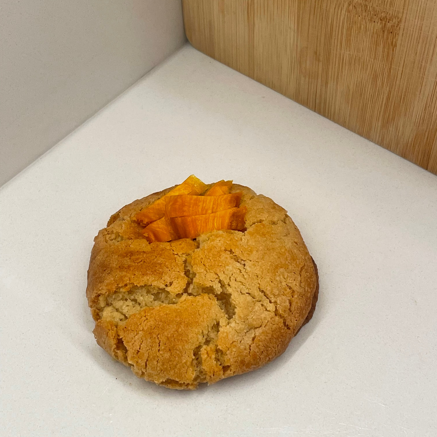 Baked cookie with a mango lassi filling 